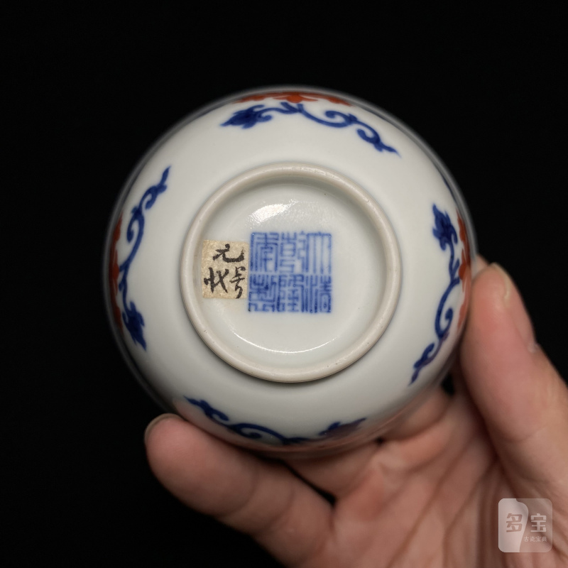 清乾隆 青花矾红宝相花纹杯 - 图9